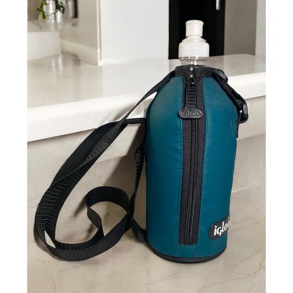 Igloo Insulated Cooler Zipper Bag With Plastic Water Bottle & Carrying Strap - Picture 1 of 11